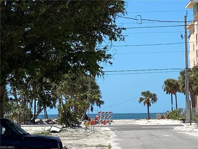 Public beach access wit crosswalk