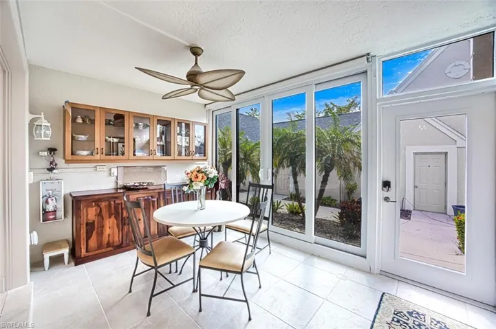 Foyer-Breakfast-Nook