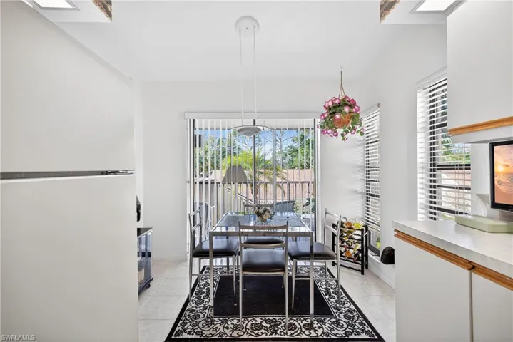 Breakfast area overlooking front porch