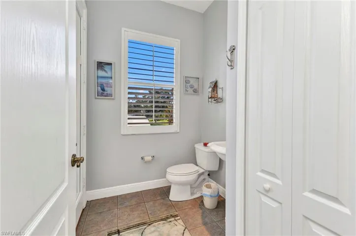 1/2 bath pool access