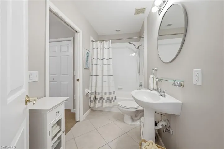 Guest bathroom with tub/shower combination