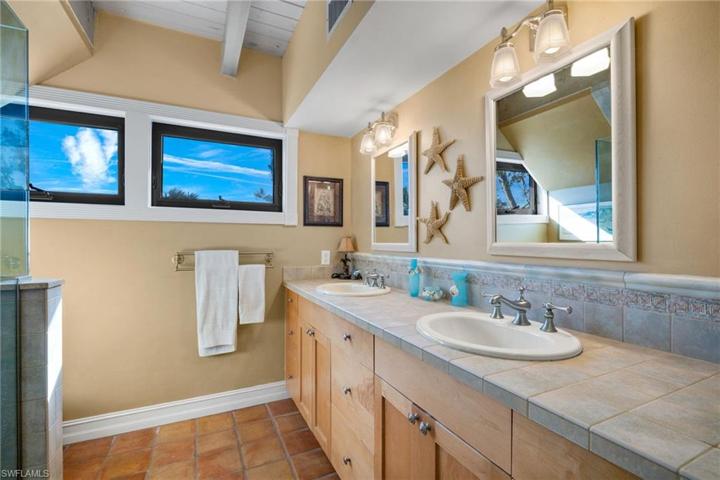 Guest Bathroom/Dual Sinks