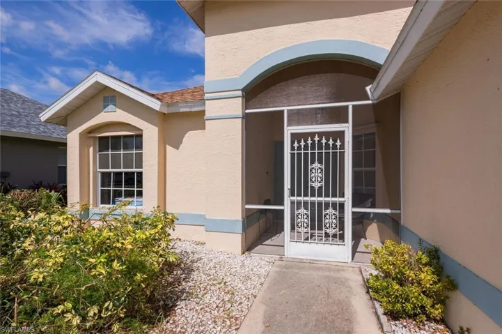 Screened entry way.