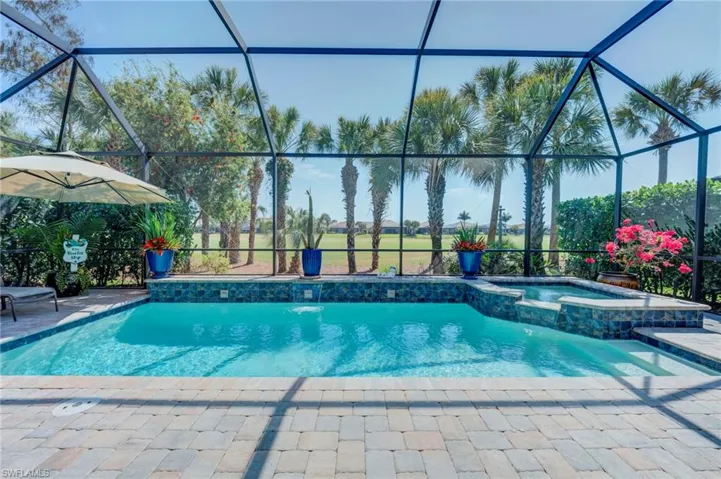 Integrated pool / spa