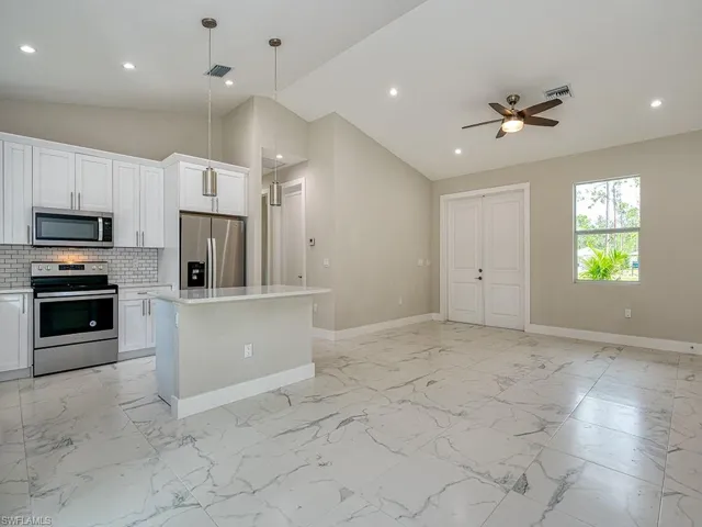 4226  68th NE AVE, Naples, FL 34120