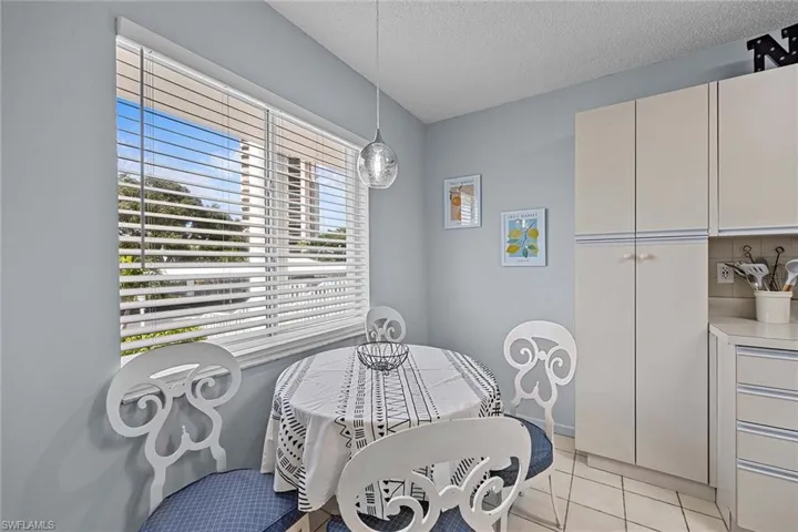 10686  Gulf Shore  DR, Naples, FL 34108