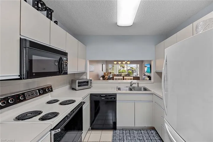 10686  Gulf Shore  DR, Naples, FL 34108
