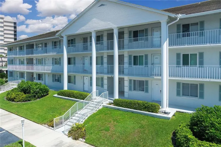 10686  Gulf Shore  DR, Naples, FL 34108