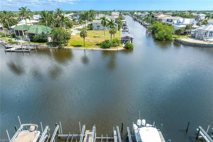 10686  Gulf Shore  DR, Naples, FL 34108
