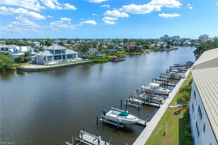 10686  Gulf Shore  DR, Naples, FL 34108