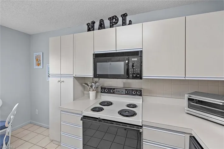 10686  Gulf Shore  DR, Naples, FL 34108