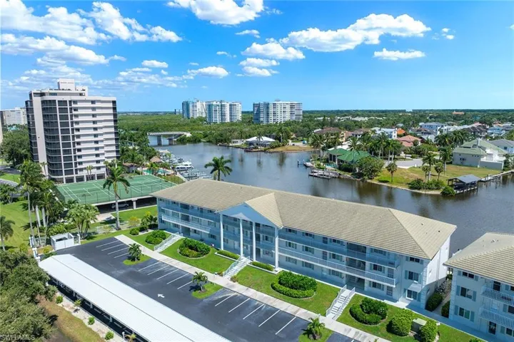 10686  Gulf Shore  DR, Naples, FL 34108