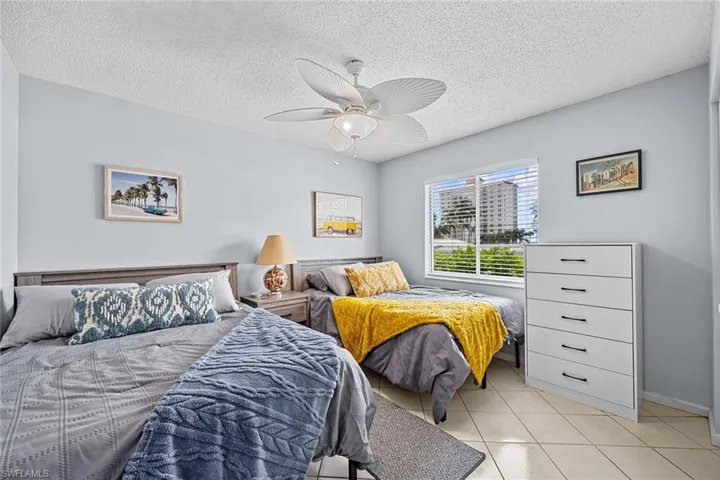10686  Gulf Shore  DR, Naples, FL 34108