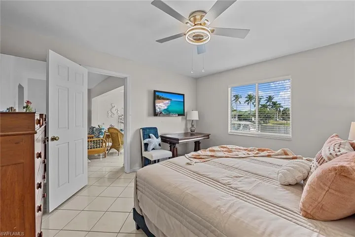10686  Gulf Shore  DR, Naples, FL 34108