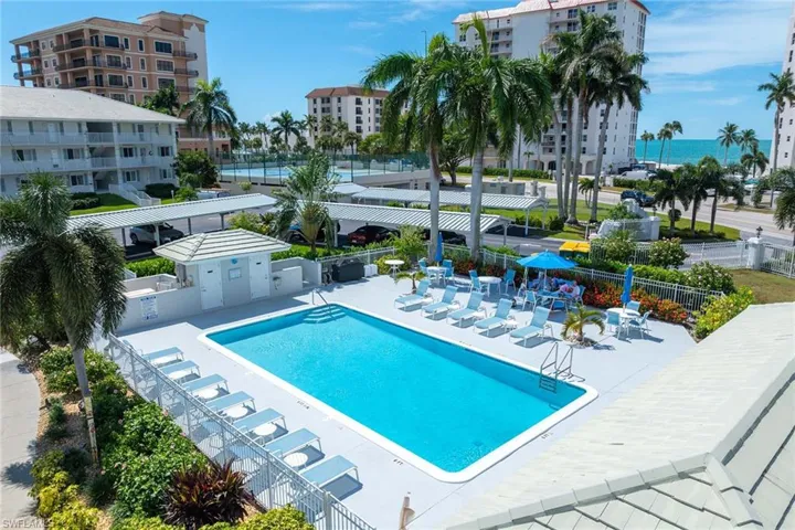 10686  Gulf Shore  DR, Naples, FL 34108