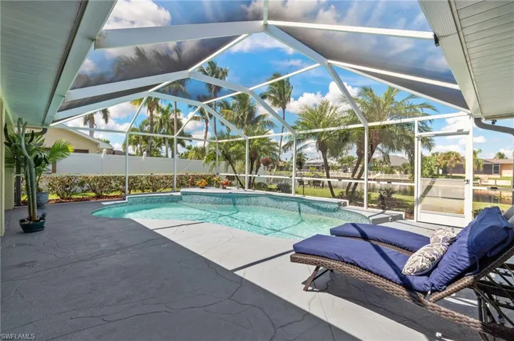 621 SE 17th  ST, Cape Coral, FL 33990
