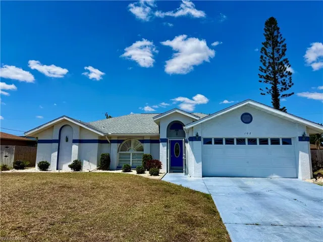 Single story home with an attached garage, fence, stucco siding, a front lawn, and driveway
