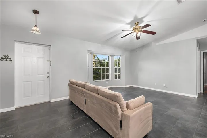 Living area with vaulted ceiling and a ceiling fan