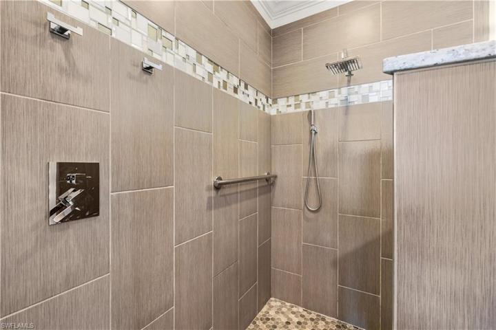 Awesome walkin shower