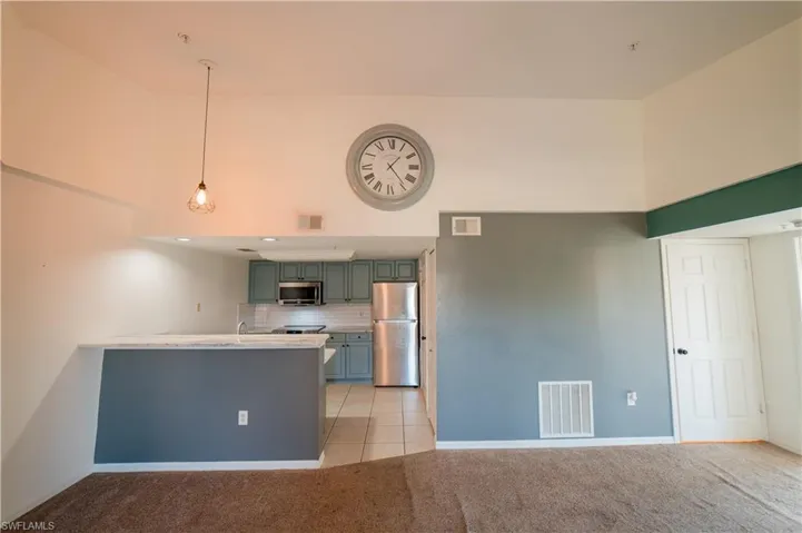 Kitchen with breakfast bar