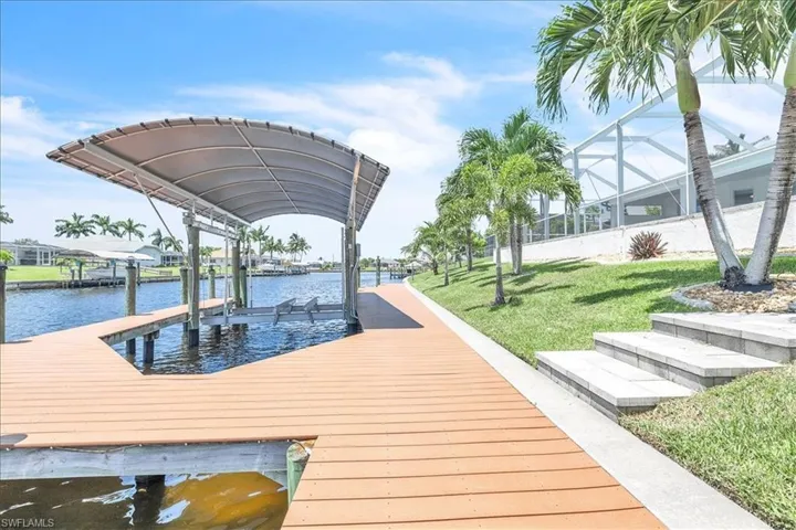 Boat lift with canopy