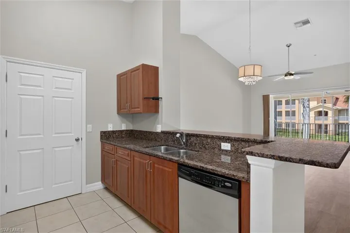 8521 Oakshade Cir 422, Fort Myers, Florida 33919