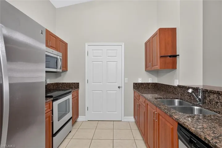 8521 Oakshade Cir 422, Fort Myers, Florida 33919