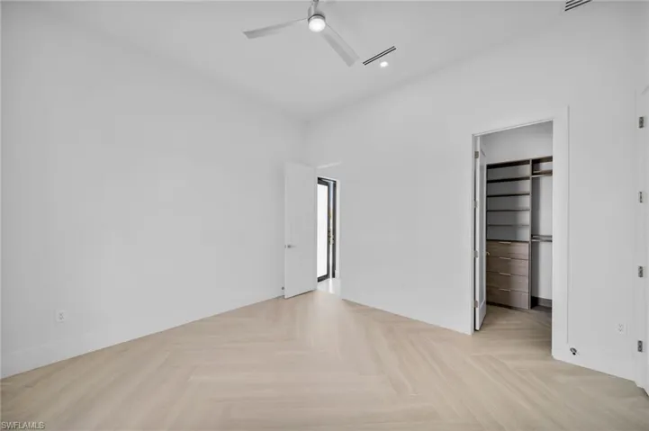 Bedroom with bathroom/pool bath