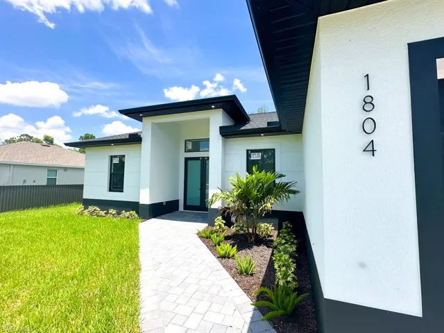 Entrance to property featuring a yard