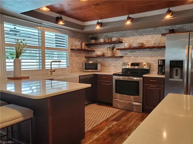 Kitchen Bar, Trey Ceiling