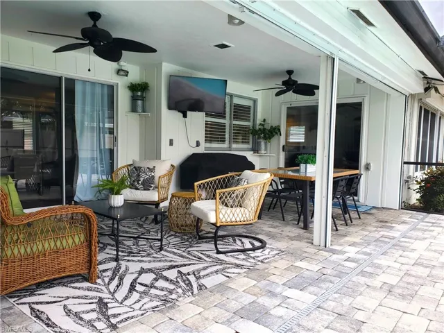 Lanai Lounge Area