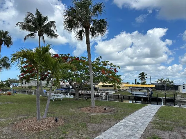 This golf-cart-friendly community is known for its convenient access to local marinas, waterfront restaurants, live entertainment, art galleries, farmers markets, and world-class fishing