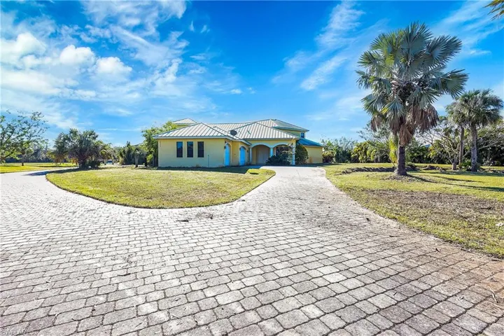 View of front facade featuring a front yard