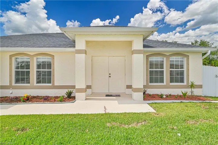 Entrance to property with a yard
