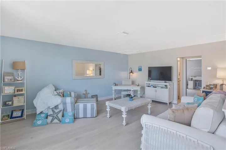 Sitting area to bedroom