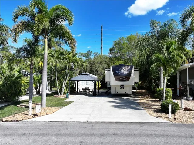 View of street with driveway