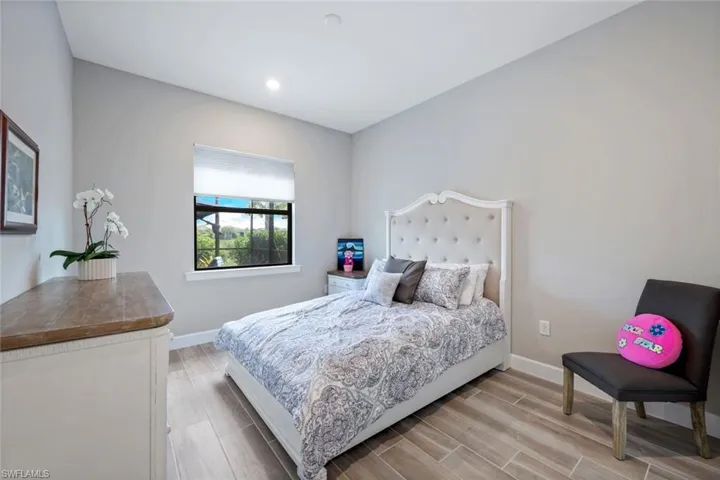 9562  Everglades  DR, Naples, FL 34120