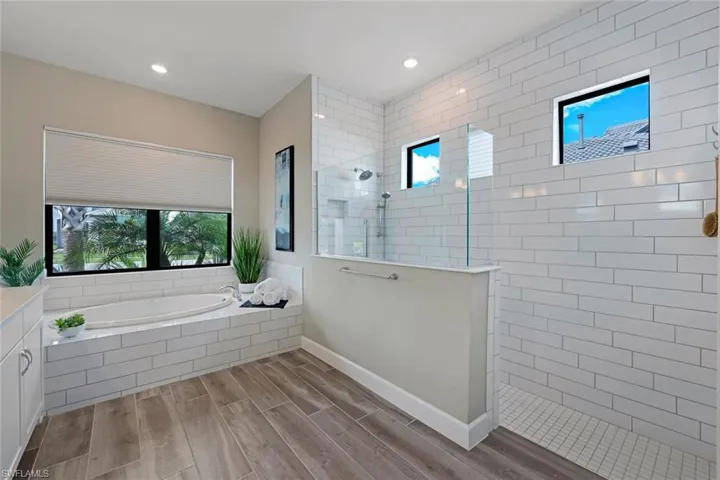 9562  Everglades  DR, Naples, FL 34120