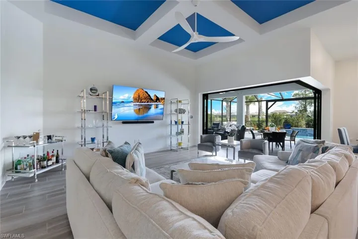 9562  Everglades  DR, Naples, FL 34120