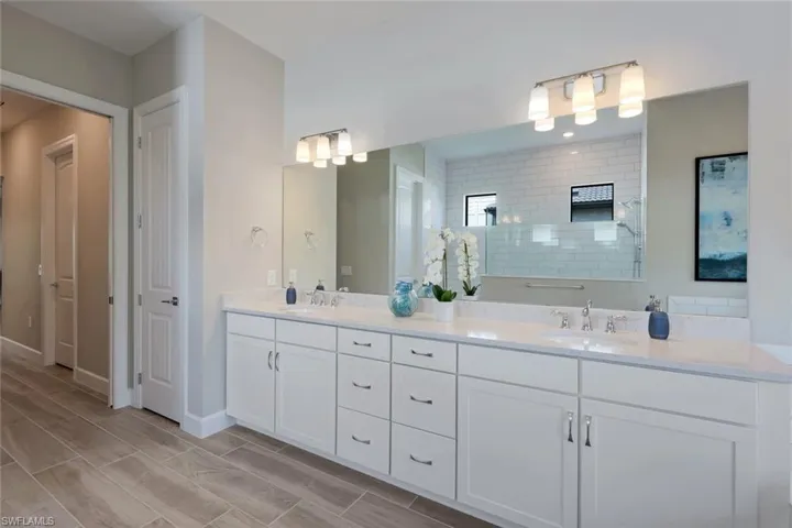 9562  Everglades  DR, Naples, FL 34120