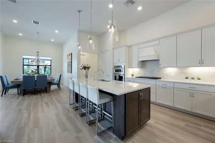 9562  Everglades  DR, Naples, FL 34120