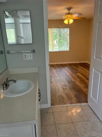 MASTER BEDROOM (KING BED) AND LAKE VIEW BATHROOM TUB/SHOWER