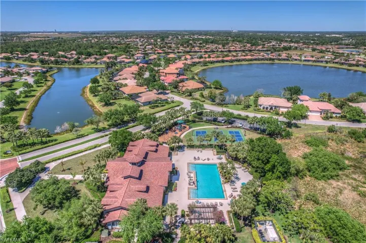 CLUBHOUSE W BEAUTIFUL POOL