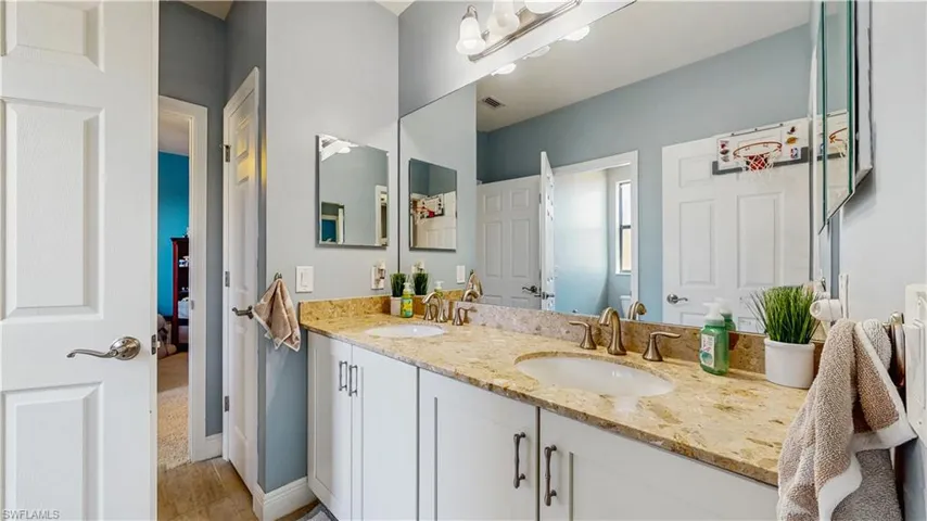 JACK-N-JILL FULL BATH IN 2ND FLOOR, GRANITE COUNTER WITH DOUBLE SINK