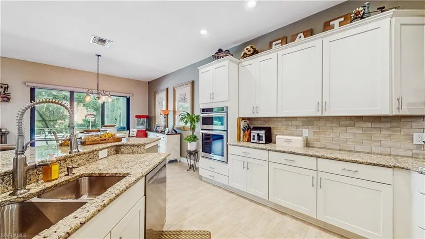 KITFCHEN, LIGHT COLOR CABINETS, GRANITE COUNTER TOPS