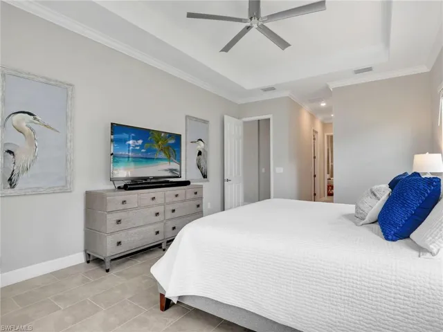 Tray ceiling with crown molding