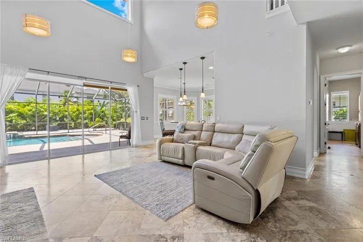 Living room with a high ceiling