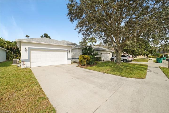 180 Stanhope CIR, NAPLES FL 34104