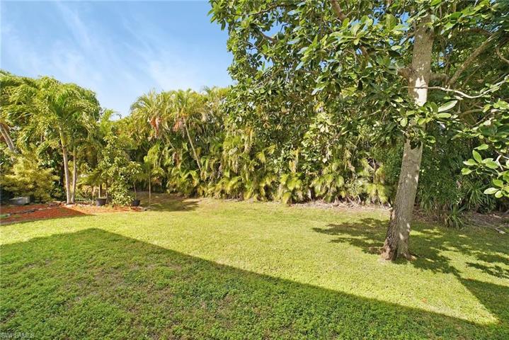 180 Stanhope CIR, NAPLES FL 34104