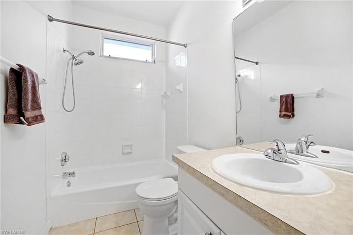 Communal bath between bedrooms 1 & 2